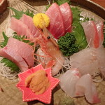 一心 - 店長オススメ特選盛り合わせ一人前￥2,000（バフンウニから時計回りで天然鰤、大トロ、中トロ、天然金目鯛、天然平スズキ、天然平目、中央ボタンエビ）