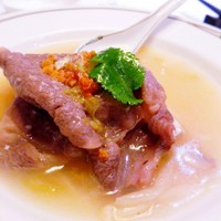 中国飯店 市ヶ谷店 - 和牛　酸っぱい白菜のお漬物スープで