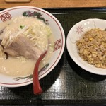 中華料理 龍月 - とんこつラーメン＆半チャーハン700円