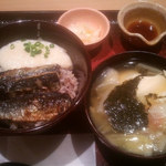 大戸屋 - 「いわとろ丼と手造り豆腐のアカモクすまし汁」（910円）