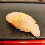 奴寿司 - クエ・中に雲丹が挟まってる