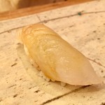 鮨ふじ田 - ランチ　12貫　8,640円（税込）：平目 シンプルだけど、淡白さもある コリコリ感はそこまでなく、身は柔らかい方