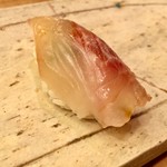 鮨ふじ田 - ランチ　12貫　8,640円（税込）：鯛の昆布〆 噛むと甘みがしっかり出てくる