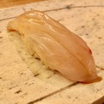 鮨ふじ田 - ランチ　12貫　8,640円（税込）：縞鰺 うまい！甘みもあり、柔らかく、そして柚子を少々削ったアクセントが最高です