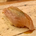 鮨ふじ田 - ランチ　12貫　8,640円（税込）：真鯵 こっちは光り物 身が非常に柔らかく、優しい 中に薬味が入ってて、それもいいアクセント