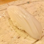 鮨ふじ田 - ランチ　12貫　8,640円（税込）：墨烏賊 白シャリでいただく イカは濃厚で、やはり塩があう