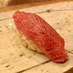 鮨ふじ田 - ランチ　12貫　8,640円（税込）：鮪中とろ 赤しゃり 身が薄く刻んで叩かれていて、 非常に柔らかくなっている 脂もしっかりあり、美味いです！