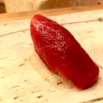 鮨ふじ田 - ランチ　12貫　8,640円（税込）：赤身漬け 赤しゃり しっかり醤油がしみ込んでいて、味がやや濃いめ ですが、個人的には好き