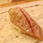 鮨ふじ田 - ランチ　12貫　8,640円（税込）：大とろ炙り 赤しゃり 片面をさらっと炭で炙り、非常に脂が凝縮された味で美味い！そして、柔らかい