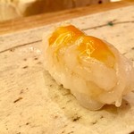 鮨ふじ田 - ランチ　12貫　8,640円（税込）：白えび カニの内子と 非常に甘く、これは美味しいです！ 白えびは新鮮で、甘みがしっかりあり、 カニの内子ともよくあう