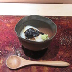 菊鮨 - 有明の一番良い海苔を醤油で漬けて、下に甘鯛の蒸し物と出来たてのシャリ