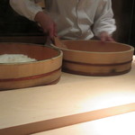 菊鮨 - 目の前で仕上げられる2種のシャリ