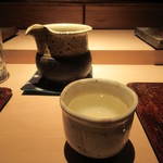 菊鮨 - 片口で一合、飲み終えてもう一合