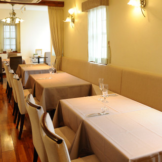 片側が一面ソファーのテーブル席。通常ひとテーブル2〜4名様用を2つご用意