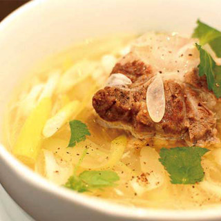 人気の「コムタンスープ」は、透明感のある上品でコクのある逸品