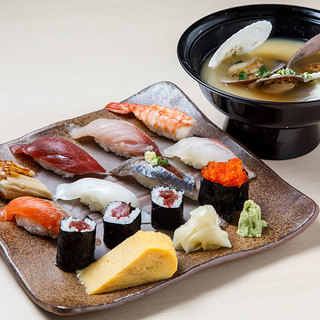 【ランチ】定食￥800、写真の寿司ランチは￥1000