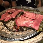 ホルモン・焼肉　8 hachi  - 昆布〆されたタン！柔らかい昆布の風味とタンがとても合います。普通のタンより柔らかさも増しているような…？