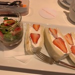 フォーシーズンズカフェ - 苺のサラダと苺のサンドイッチ