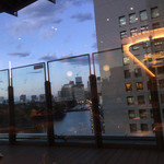 ベースキューカフェ by ロイヤルガーデンカフェ - 夕暮れの日比谷の窓からの眺め