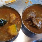 インド食堂　マハトマ - この日の日替わりカレーはカボチャとチキン　右はマトンカレーです