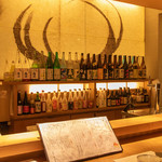 和心庭 一蔵 - 酒瓶がずらりと並ぶカウンター席