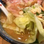 自家製麺 啜乱会 - 冬季限定味噌ラーメン +  トッピングチャーシュー
      ¥1,080-(税込)
      スープのアップ