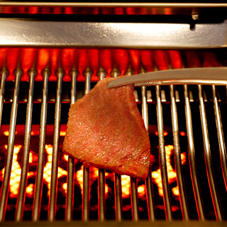 煙を抑え、肉の旨味を閉じめて焼き上げる「無煙水流式焼き台」