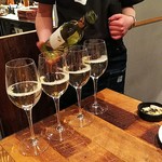 Wine no Ruisuke - ジャパンプレミアム甲州を注ぎ終わる