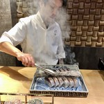 東山 吉寿 - 鯖寿司 しば漬けと胡麻入り 炭火で炙って