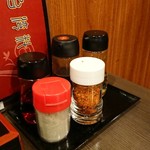 台湾料理 味源 - 卓上の調味料