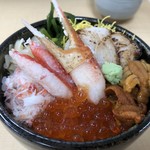鮨処 竜敏 - 海鮮丼は通常の丼の半量程度でしょうか。メニュー通り「彩り」がキレイ。