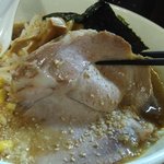 麺や天鳳 - チャーシュー持ち上げ