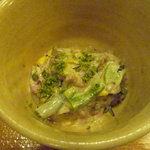 胡桃、隠元豆、三度豆、干し椎茸、松の実、二種類の食用菊の和え物