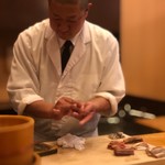 鮨駒 - 握る店主