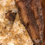 関西風 炭焼うなぎ専門店 鰻丸 - ご飯の中にも鰻が。