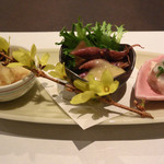 鮎知 - お通し三種盛り（鮎うるか・ホタルイかの酢味噌和え・子持ち鮎の酒粕漬け）