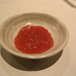 鮎知 - 活鮎の背越しは梅肉で頂きます