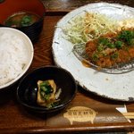 日日是耕日 - で、今回は、大阪の味噌かつ 極上ヘレ定食９８０円にしました。 熱々の出来立てでの登場です。 お盆の上に、メインの極上ヘレ、麦飯、味噌汁、小鉢が乗っかっています。