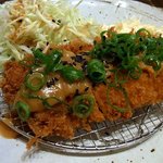 日日是耕日 - メインの極上ヘレです。 ヘレは、６切れにカットされています。 お皿の上に直接でなく、油が付かないように工夫がされています。