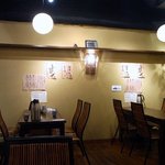 日日是耕日 - 店内の風景です。 今回は、奥のテーブル席に座りましたよ。 奥は、４人掛けのテーブル席が４つと２人掛けのテーブル席が１つありました。 落ち着いた雰囲気のお店ですよね。 夜もゆったりと食事が出来そうです。