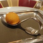 レ セゾン - ひと口サイズのチーズコロッケのようなもの