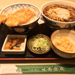 味奈登庵 - いか天丼セット（温かいそば）＋玉子♡  
      無料の揚げ玉はもちろん貰う。
      アゲダマビンボー！