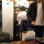 Yonjuunanatodoufukennonihonshu Seizoroi Yumezake Shinjuku Sanchoumeten - 店内は狭めな感じ