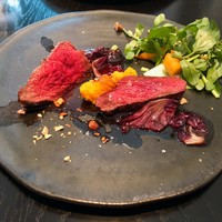ラ・ボンヌターブル - 美しい紅色の鹿肉は絶妙な火入れで適度な弾力があり、とってもジューシー！