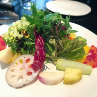 ラ・ボンヌターブル - まずはいつも通り色鮮やかな季節野菜のサラダからスタート。
                      さまざまなお野菜が使われていて、どれも新鮮そのもの！
