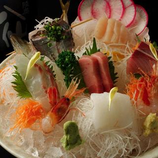 直送で仕入れた旬の鮮魚や魚介類を一番美味しい時期に