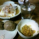 武蔵屋 - そして二杯目！　肴は納豆と鱈豆腐､それとおばちゃんから戴いた里芋