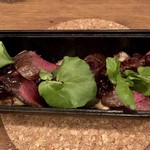 ミニヨン　坂ノ上 - 鹿肉のダッチオーブン焼き