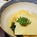 馳走 啐啄一十  - (02)朝堀り筍(鹿児島阿久根産)と車海老(熊本県天草産)の真薯と若芽、真昆布&いりこ、鰹節、鯖節、あご節の出汁のお椀
      筍の柔らかな春の味わいと車海老がゴロッと入った真薯の甘さと旨みが際立ちます