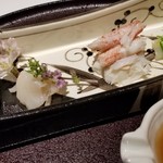 馳走 啐啄一十  - 桜の花を添えて春らしい皿となっています
      (03)本ミル貝
      (04)毛蟹の身
      (05)毛蟹の蟹味噌
      (06)うるいを酢味噌和え